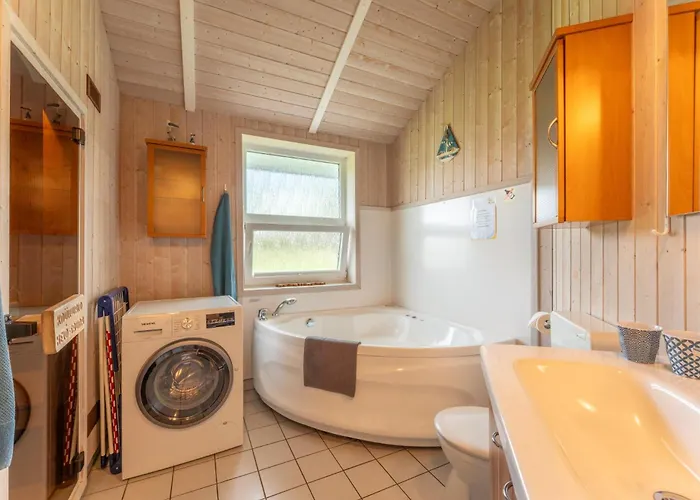 12 Personen Familienferienhaus Mit Sauna, Whirlpool, Zwei Duschen Und Toiletten, Kaminofen Und Kanu In 1. Reihe Zum Mit Wundervollem Seeblick In Дом отдыха *
