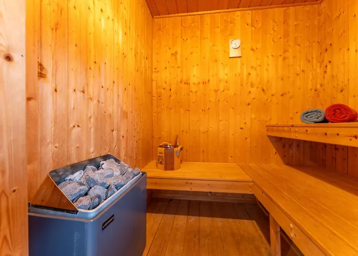 12 Personen Familienferienhaus Mit Sauna, Whirlpool, Zwei Duschen Und Toiletten, Kaminofen Und Kanu In 1. Reihe Zum Mit Wundervollem Seeblick In Дом отдыха Оттерндорф