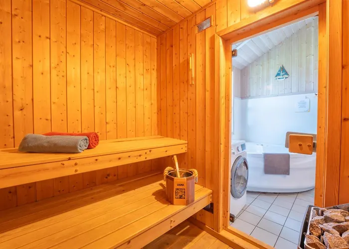 12 Personen Familienferienhaus Mit Sauna, Whirlpool, Zwei Duschen Und Toiletten, Kaminofen Und Kanu In 1. Reihe Zum Mit Wundervollem Seeblick In Дом отдыха Оттерндорф