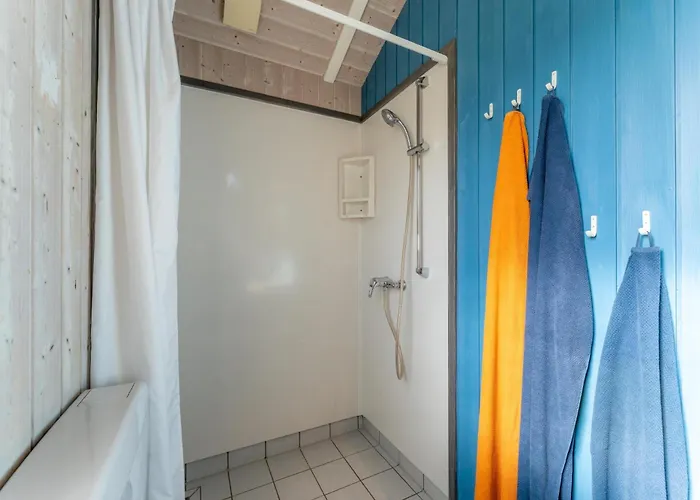 12 Personen Familienferienhaus Mit Sauna, Whirlpool, Zwei Duschen Und Toiletten, Kaminofen Und Kanu In 1. Reihe Zum Mit Wundervollem Seeblick In *