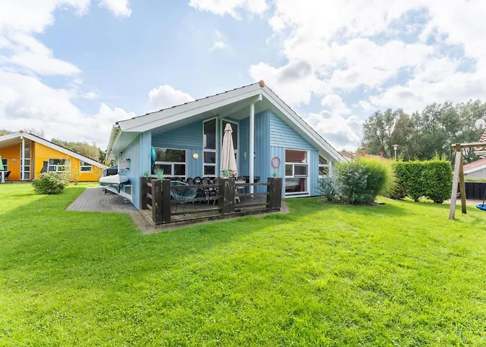 12 Personen Familienferienhaus Mit Sauna, Whirlpool, Zwei Duschen Und Toiletten, Kaminofen Und Kanu In 1. Reihe Zum Mit Wundervollem Seeblick In *