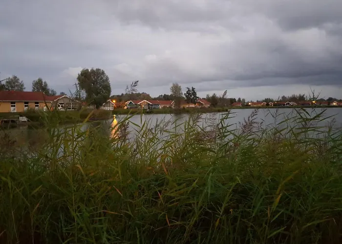 12 Personen Familienferienhaus Mit Sauna, Whirlpool, Zwei Duschen Und Toiletten, Kaminofen Und Kanu In 1. Reihe Zum Mit Wundervollem Seeblick In Дом отдыха