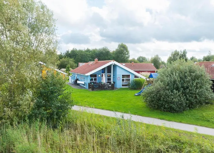 12 Personen Familienferienhaus Mit Sauna, Whirlpool, Zwei Duschen Und Toiletten, Kaminofen Und Kanu In 1. Reihe Zum Mit Wundervollem Seeblick In
