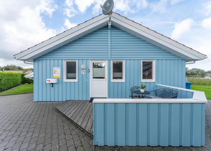 12 Personen Familienferienhaus Mit Sauna, Whirlpool, Zwei Duschen Und Toiletten, Kaminofen Und Kanu In 1. Reihe Zum Mit Wundervollem Seeblick In Оттерндорф