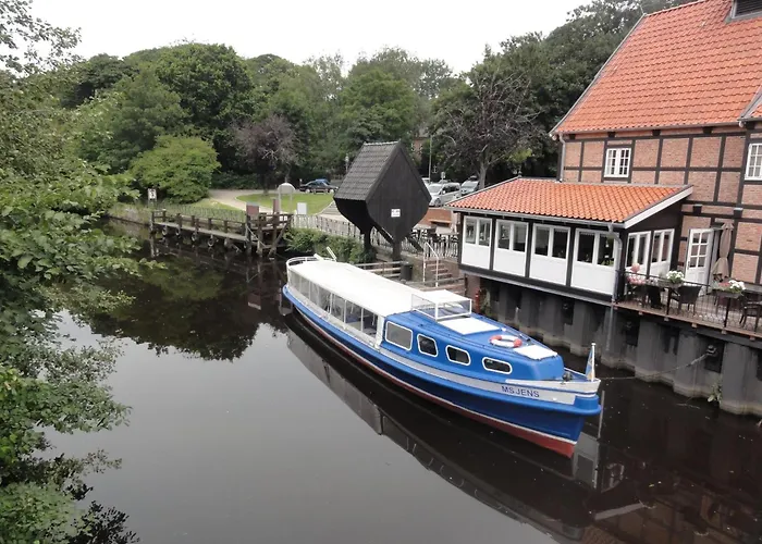 12 Personen Familienferienhaus Mit Sauna, Whirlpool, Zwei Duschen Und Toiletten, Kaminofen Und Kanu In 1. Reihe Zum Mit Wundervollem Seeblick In *
